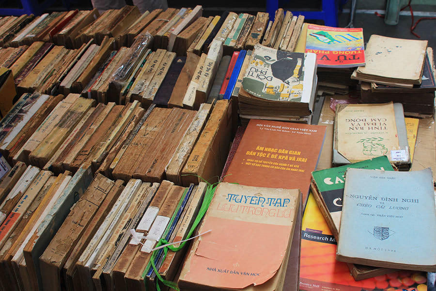 nha sach cu lau doi tai sai gon