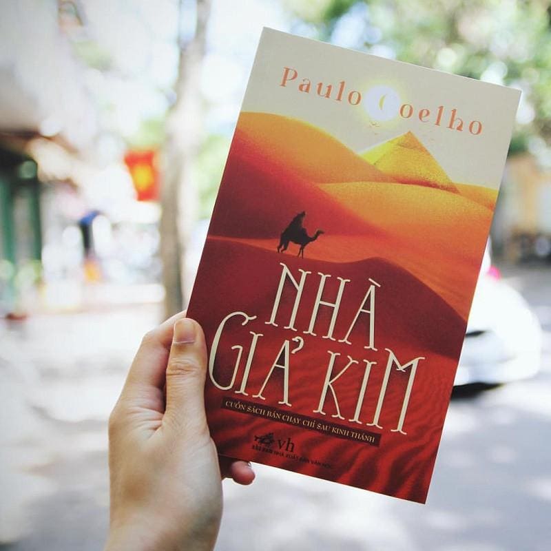 7. Nhà giả kim - Paulo Coelho 