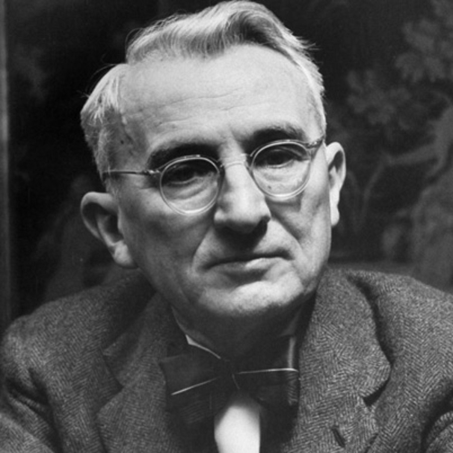 Dale Carnegie sinh ngày 24-11-1888, mất ngày 11/1955, hưởng thọ 67 tuổi.