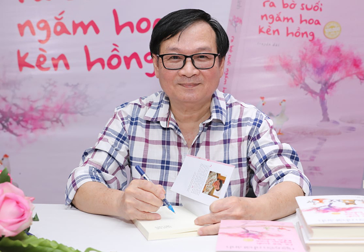 Nguyễn Nhật Ánh tác giả của cuốn Tôi Thấy Hoa Vàng Trên Cỏ Xanh