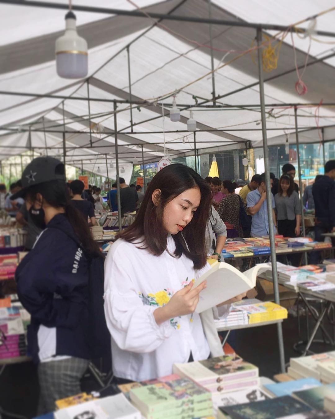 4. Chợ Sách Cũ đường Phạm Văn Đồng