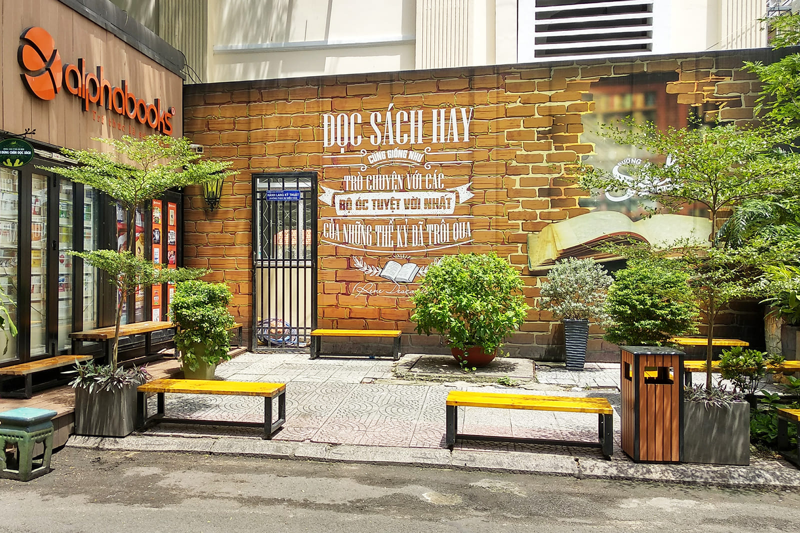 4. Đường sách đẹp Nguyễn Văn Bình