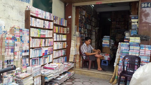 2. Nhà Sách Cũ Đường Láng