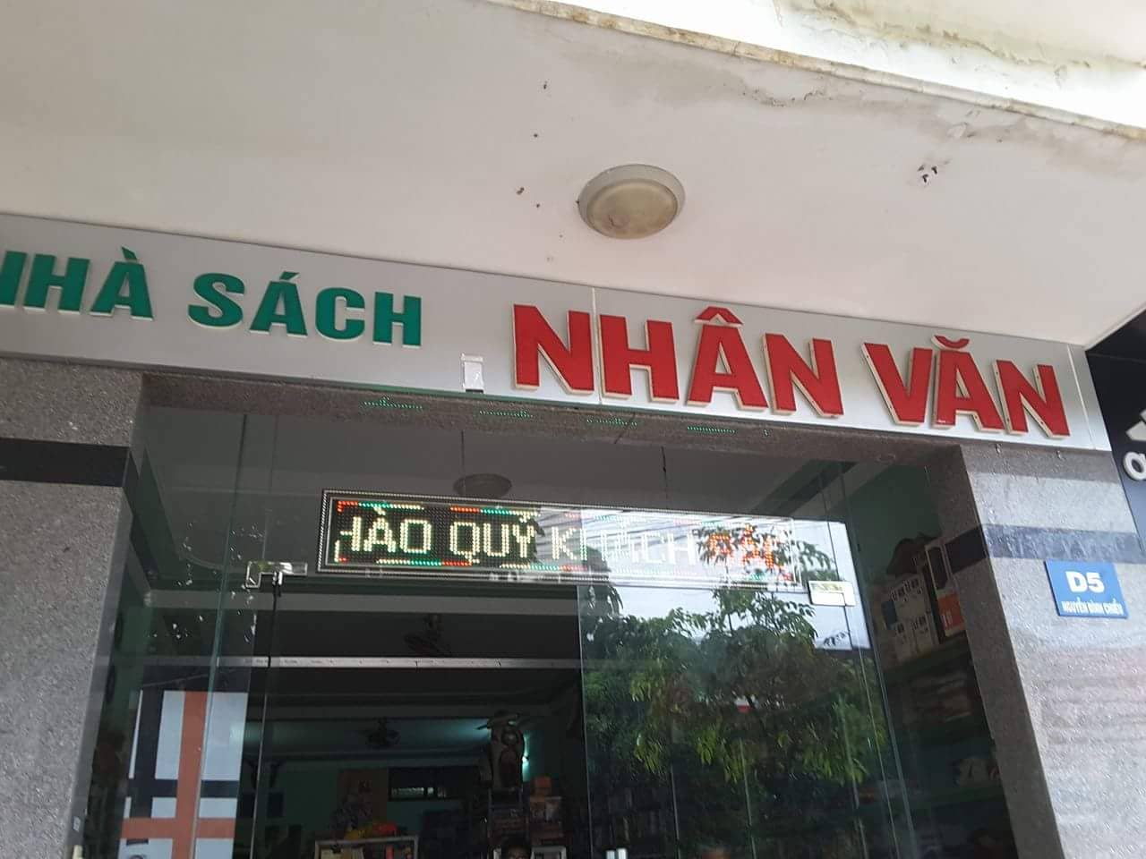 3. Nhà sách Nhân Văn