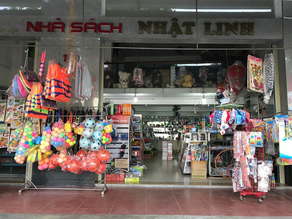 4. Tiệm Sách Nhật Linh - Nơi Khám Phá Thế Giới Sách Cũ Đầy Màu Sắc