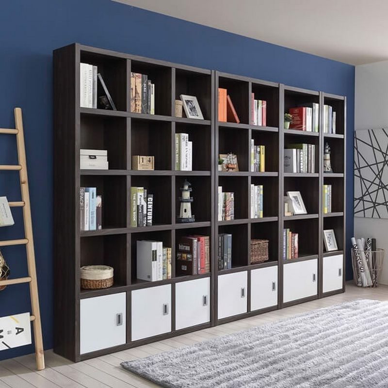 Để sách ở trên kệ, vệ sinh thường xuyên là cách bảo quản sách cũ hiệu quả