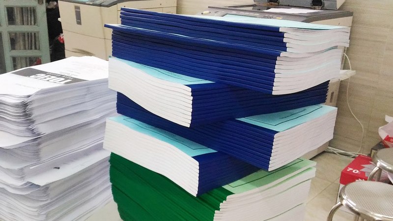 Đóng sách bằng băng dính đơn giản, tiện lợi, ít chi phí