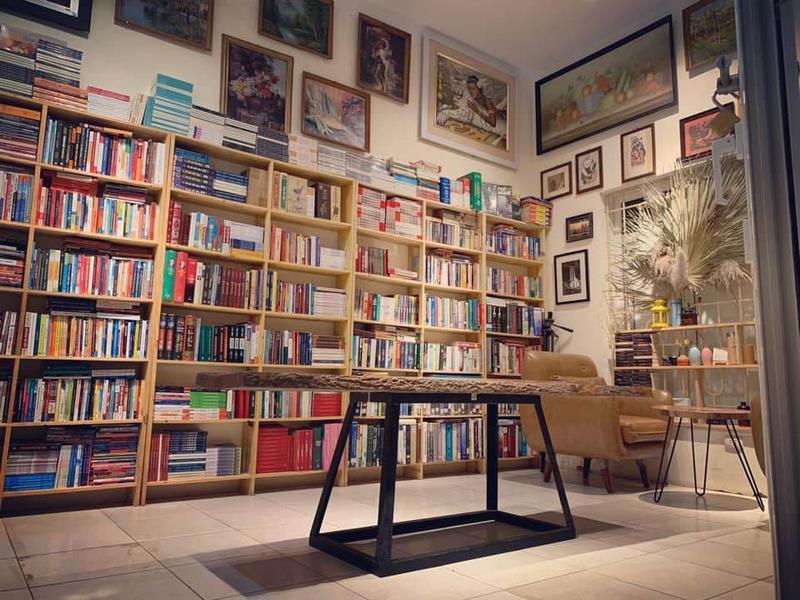 Sách Cũ Gia Đình có kho sách khổng lồ với nhiều thể loại đa dạng