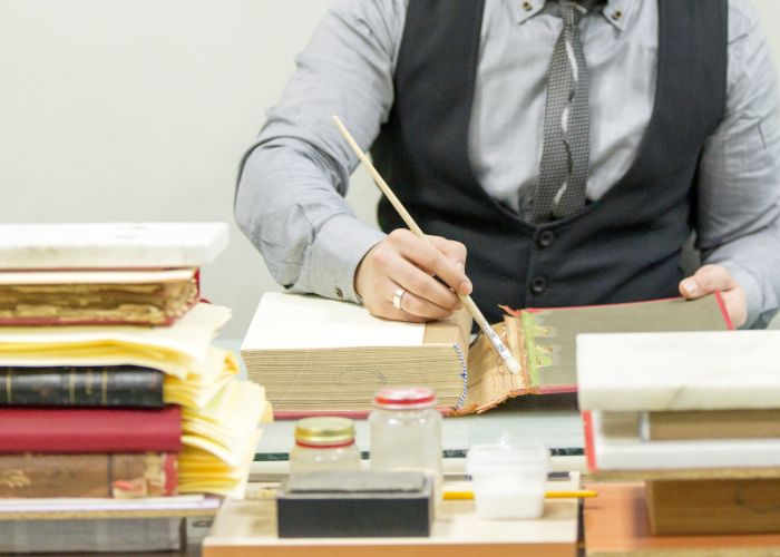 cach-phuc-hoi-trang-sach-bi-roi-va-gay-sach-bi-hu